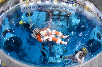 Астронавты NASA проводят проверку и настройку инструментов под водой, чтобы подготовиться к миссии на поверхности астероида